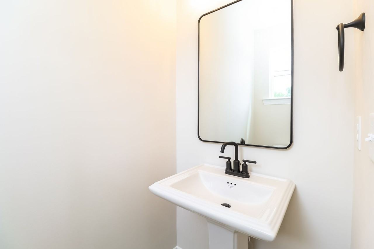 542 Beatties Ford Rd - Photo 5 of 14