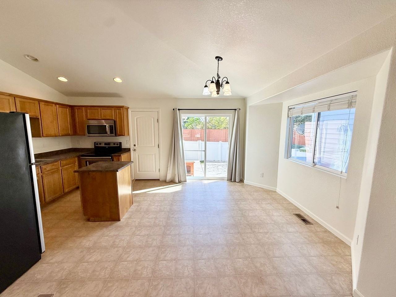 1774 E 9th St - Photo 6 of 32