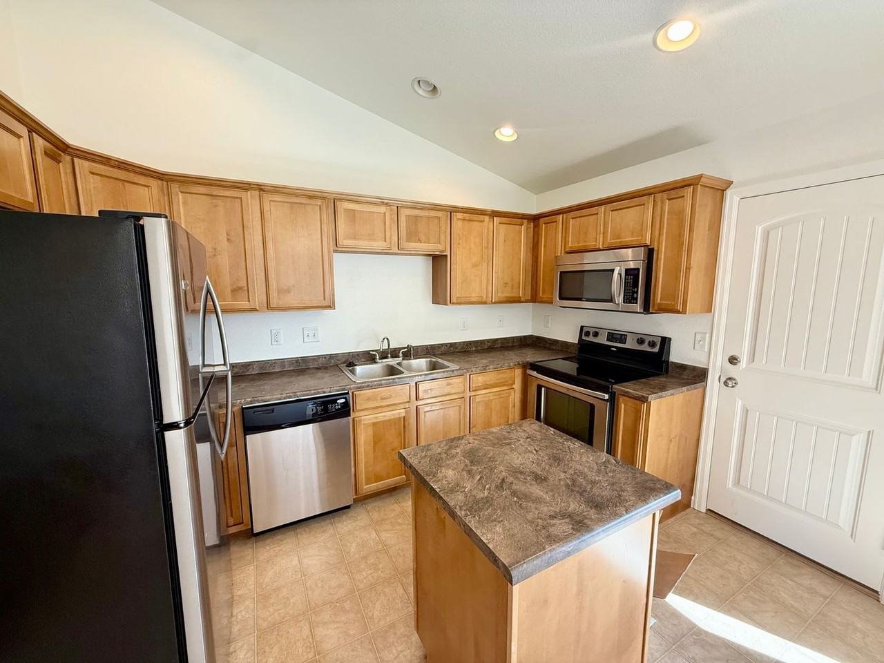 1774 E 9th St - Photo 7 of 32