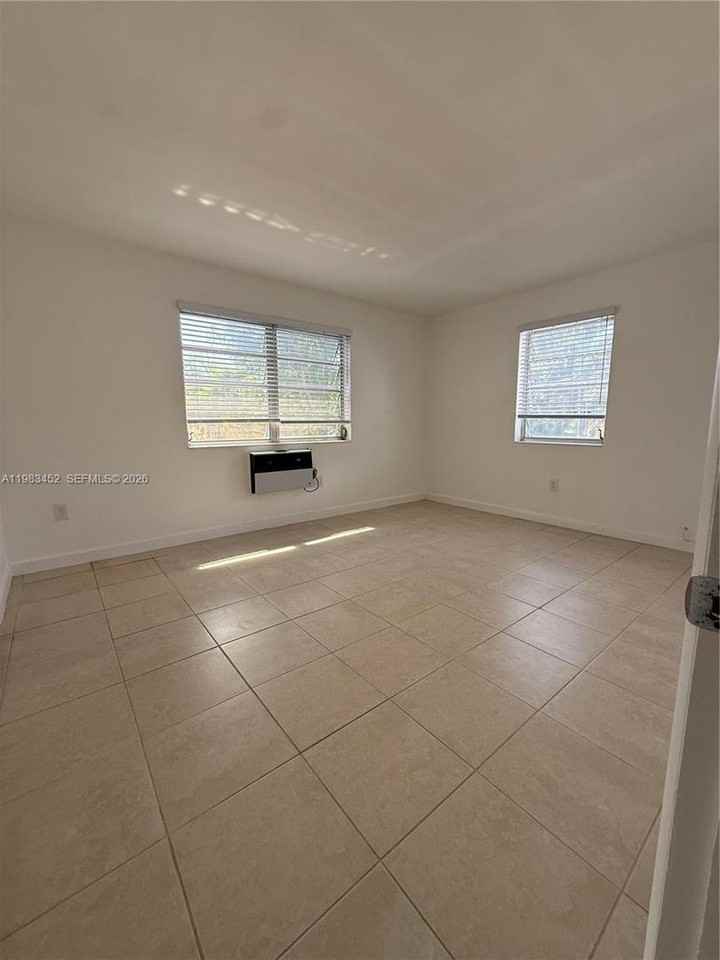 705 Ne 92nd St - Photo 6 of 10