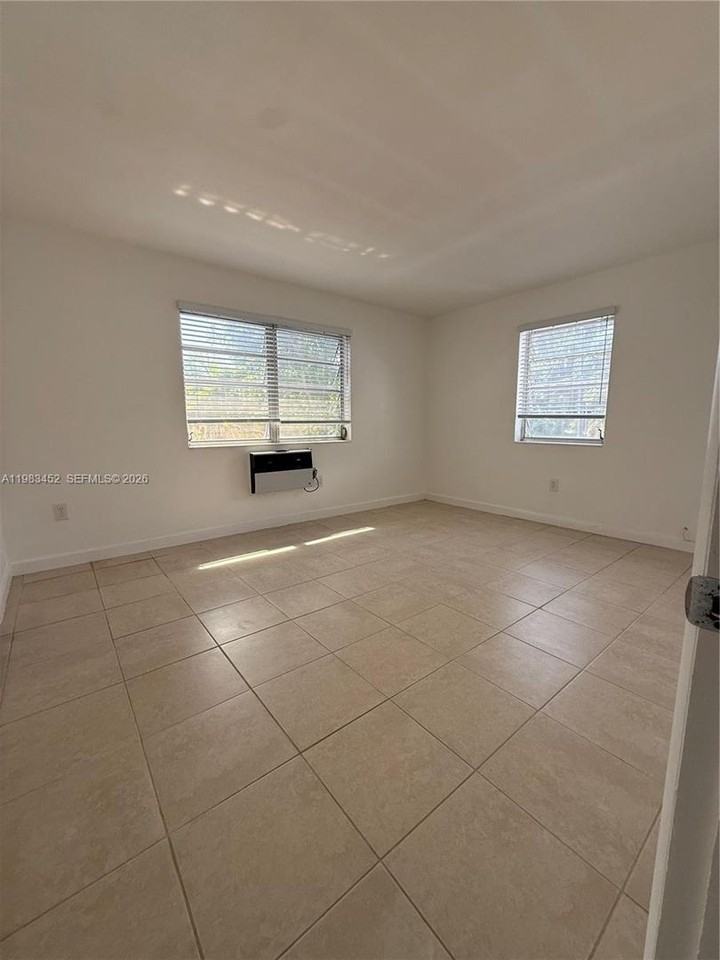 705 Ne 92nd St - Photo 7 of 10