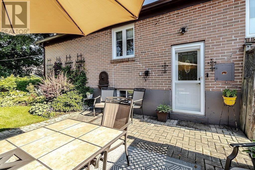 107 Princess Crescent - Photo 2 of 10