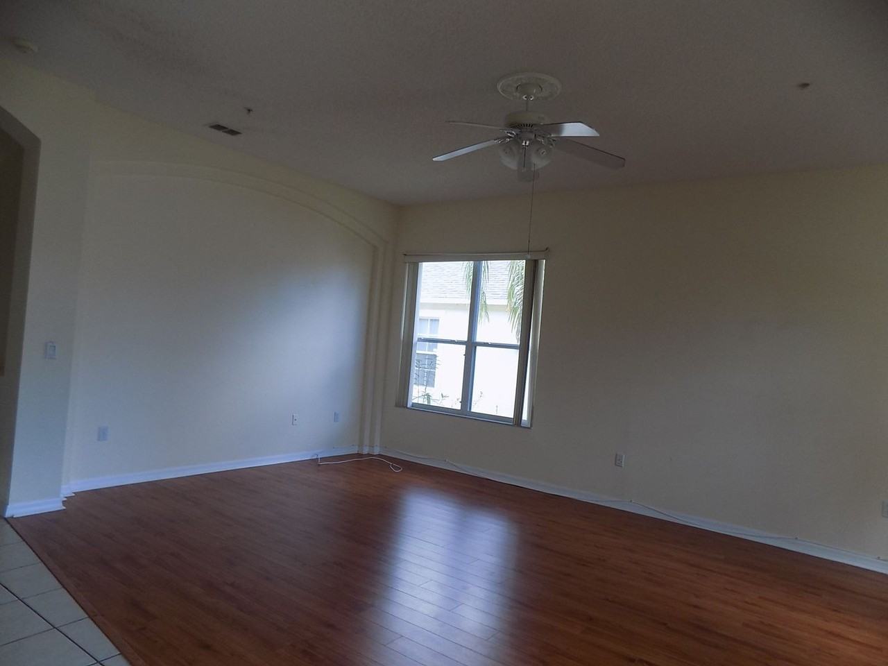 102 Carnival Dr - Photo 2 of 16