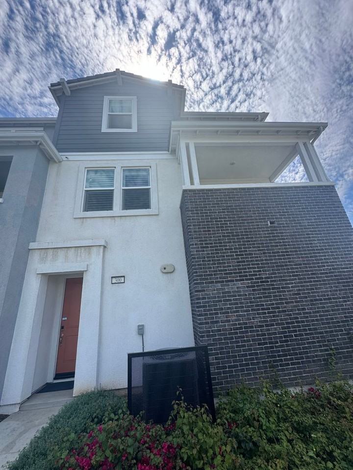 300 Lockhart Way - Photo 2 of 20