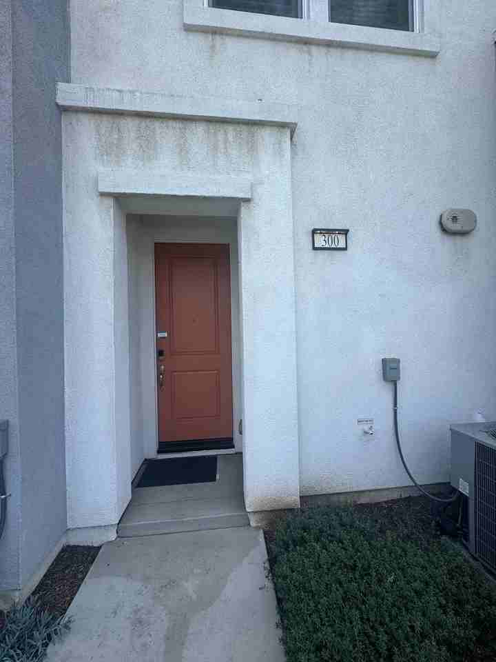 300 Lockhart Way - Photo 3 of 20