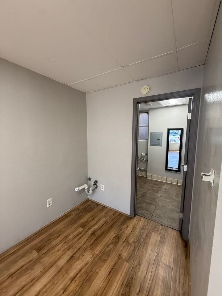 518 Center St - Photo 3 of 9