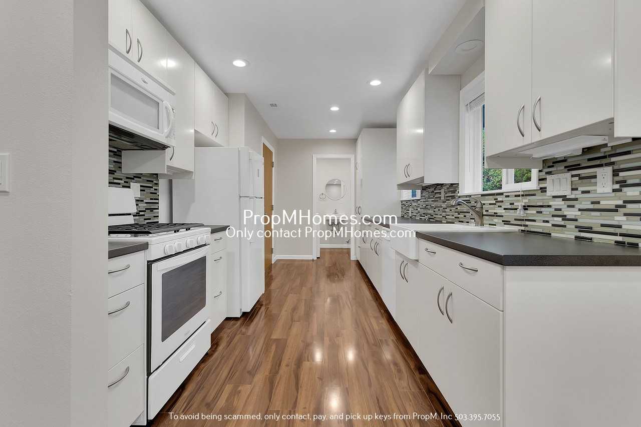 2560 Sw Edgemoor Ave - Photo 6 of 28