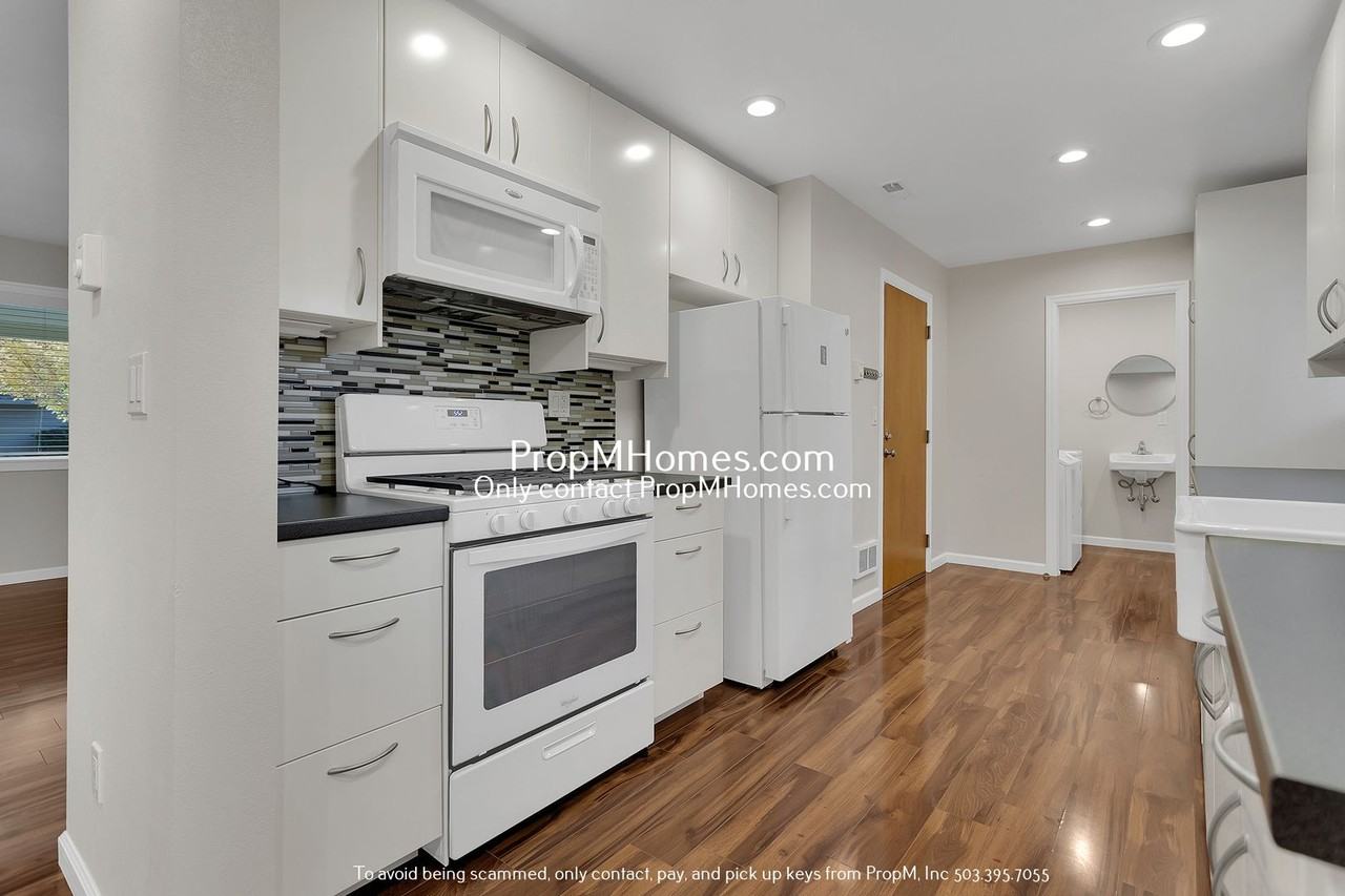 2560 Sw Edgemoor Ave - Photo 7 of 28