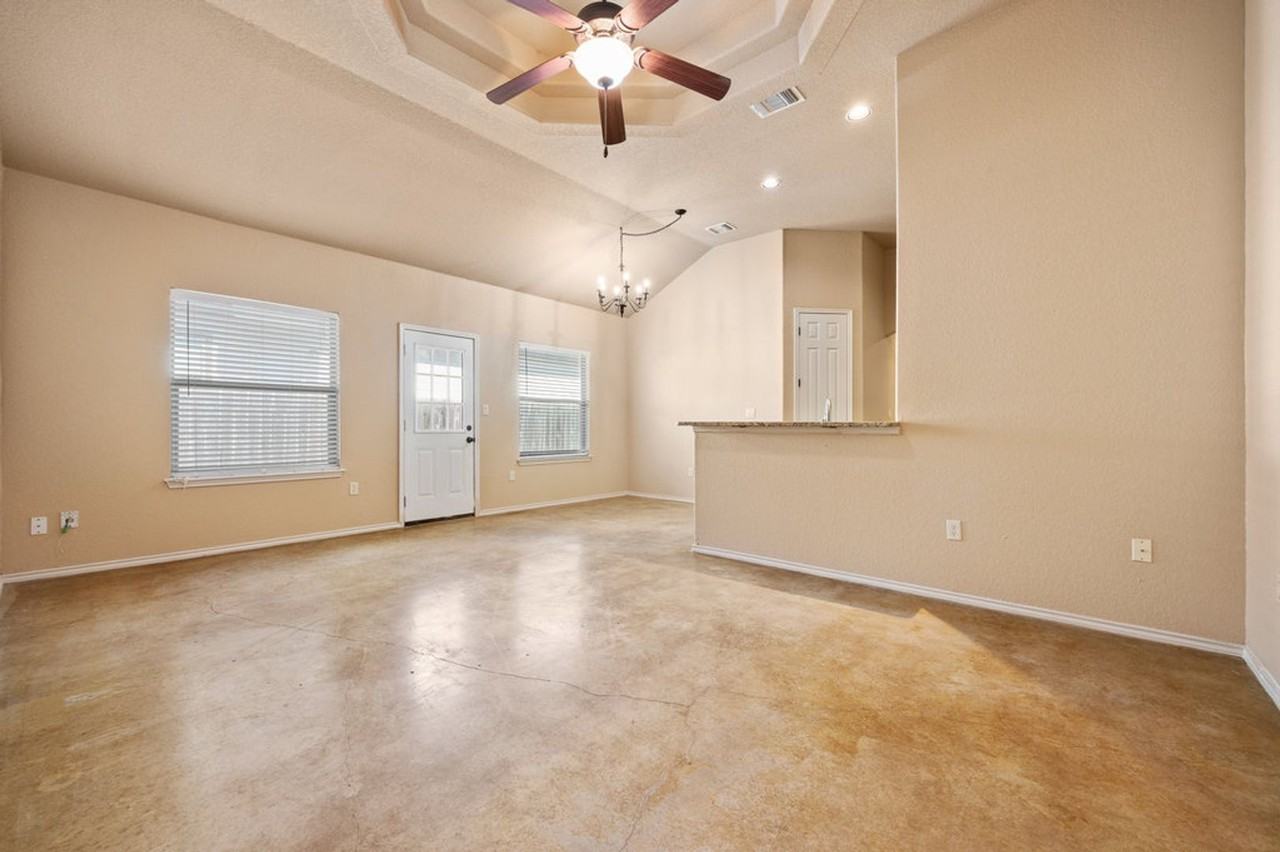 1044 Carolyn Cv - Photo 3 of 15