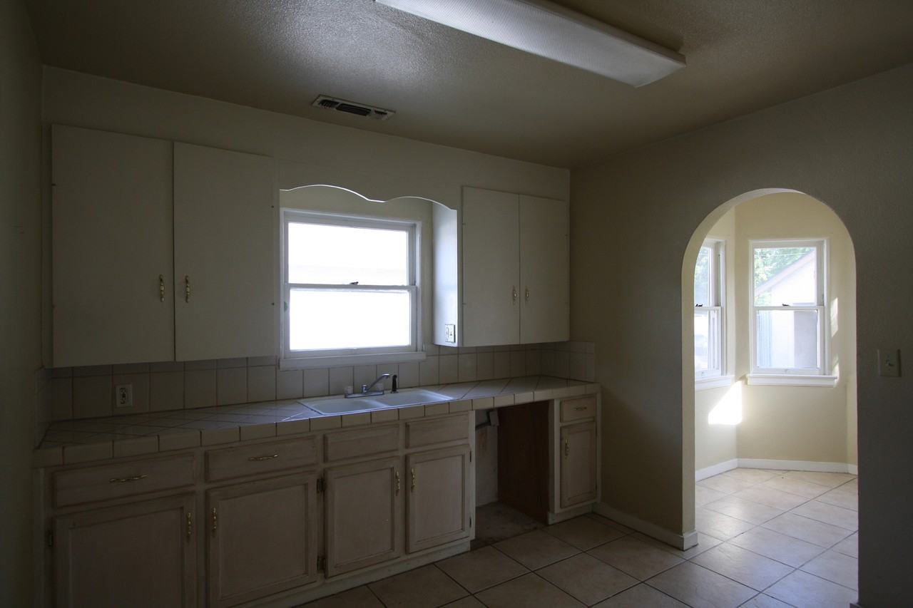 4508 E Illinois Ave - Photo 5 of 17