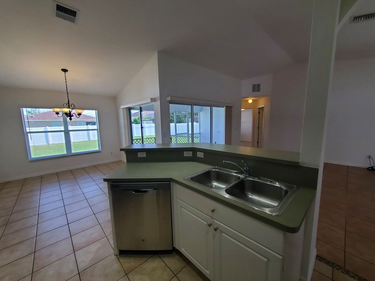 3011 Sw 14th Ct - Photo 6 of 13