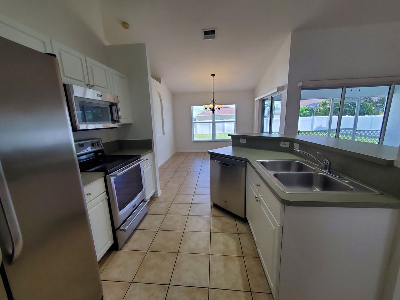 3011 Sw 14th Ct - Photo 5 of 13