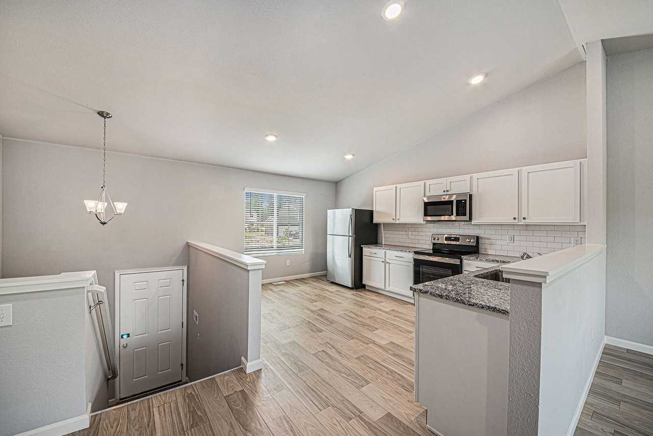 7444 Lovers Ln - Photo 6 of 24