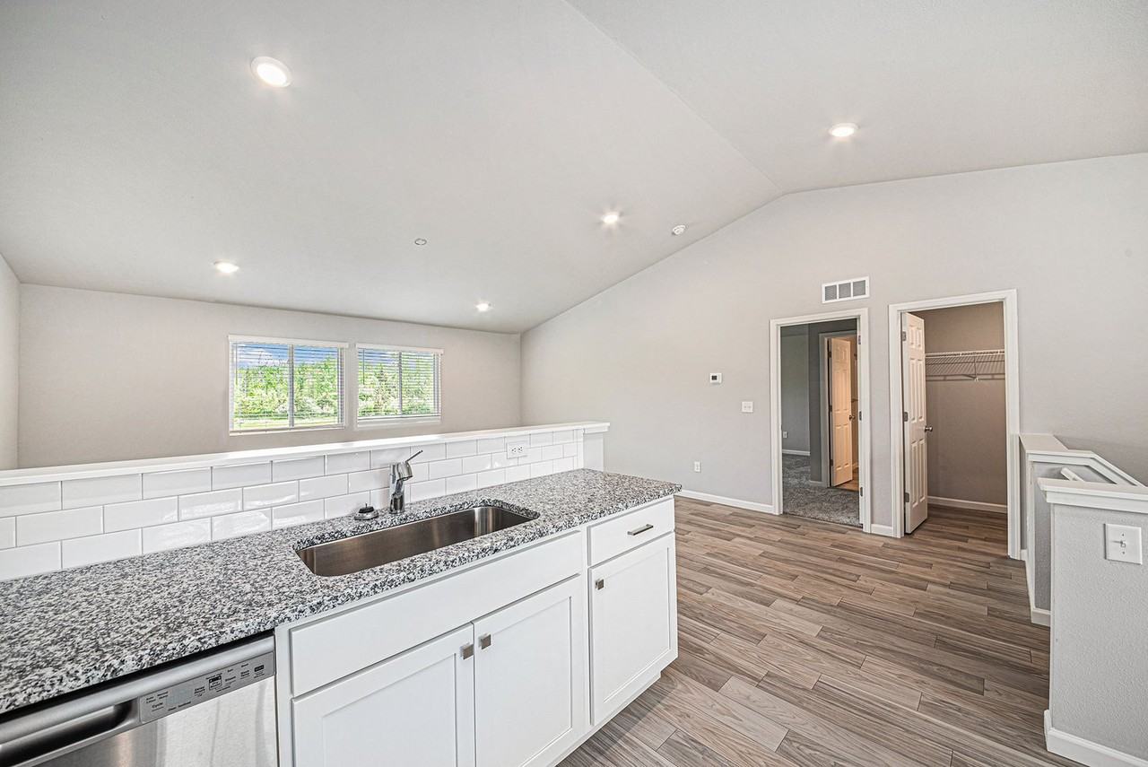 7444 Lovers Ln - Photo 7 of 24