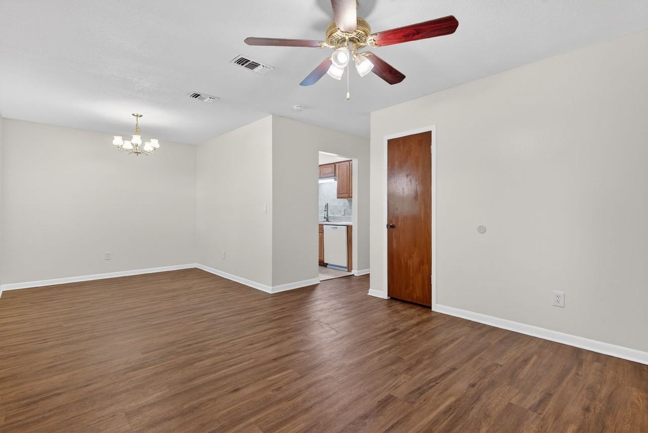 8009 Jasper Ave - Photo 5 of 30