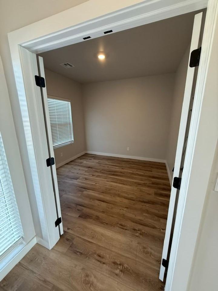 15204 Bedford Rd - Photo 3 of 26