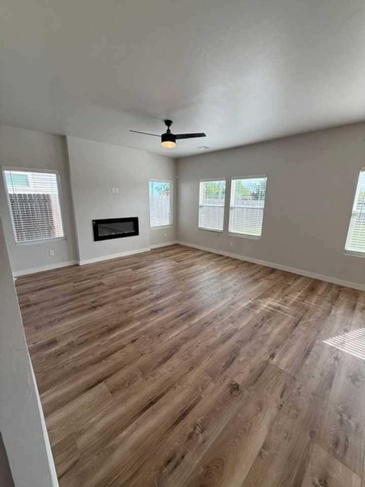 15204 Bedford Rd - Photo 4 of 26