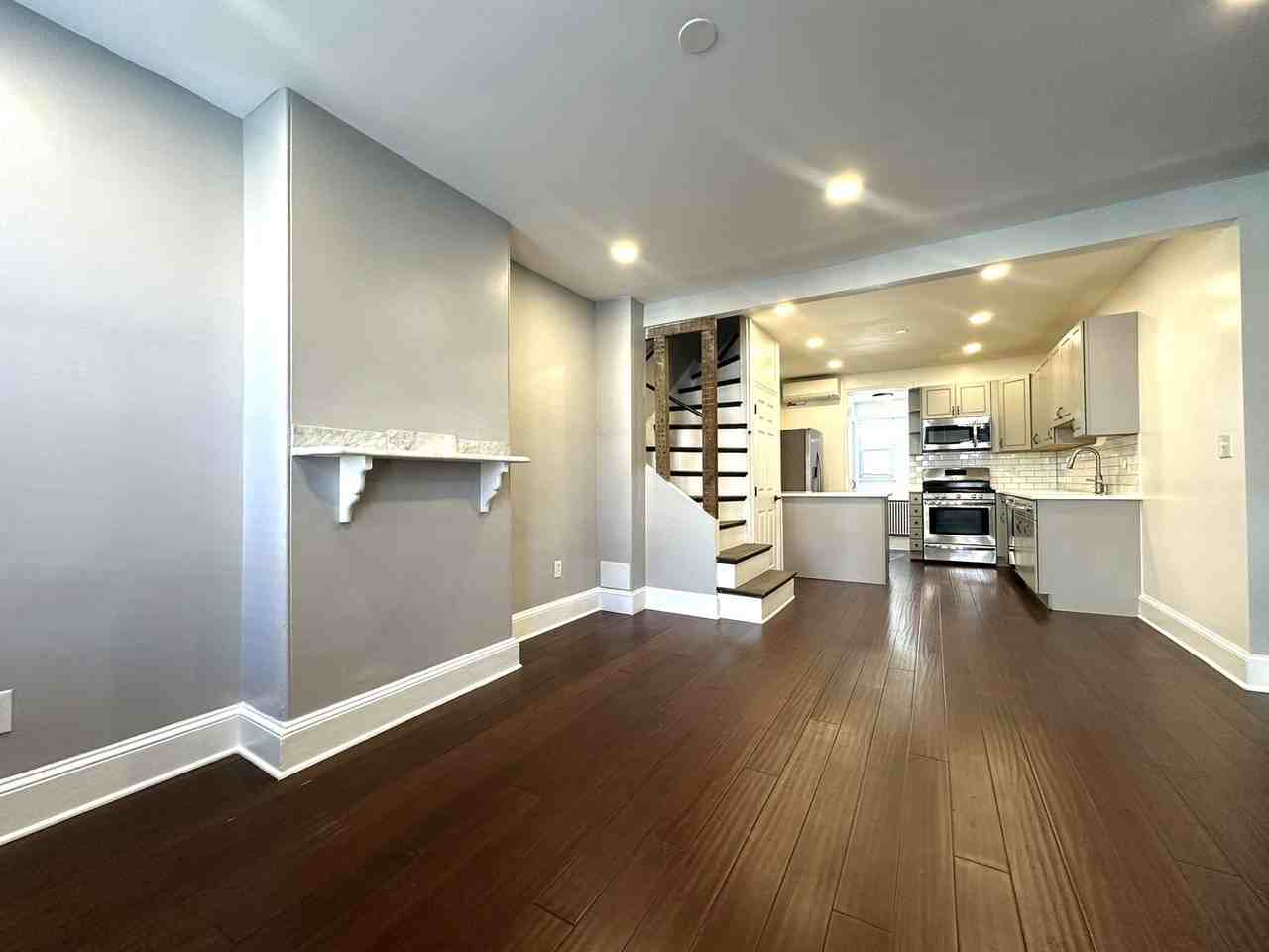 1320 Crease St - Photo 5 of 48