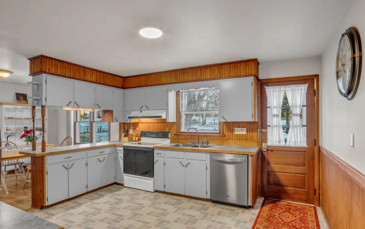 1158 Pine Rd - Photo 2 of 28