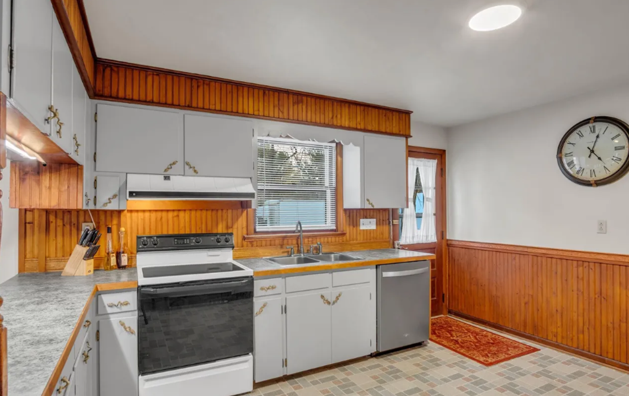 1158 Pine Rd - Photo 3 of 28