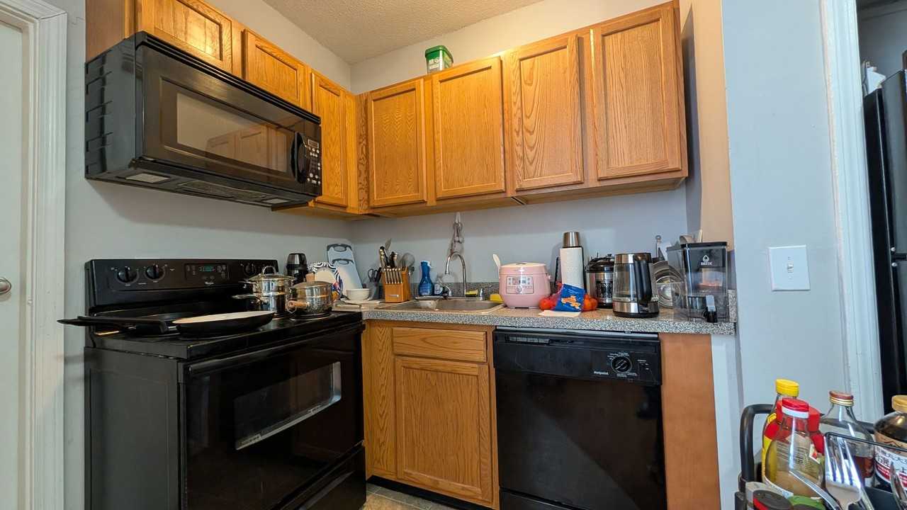 1119 Commonwealth Ave - Photo 7 of 11