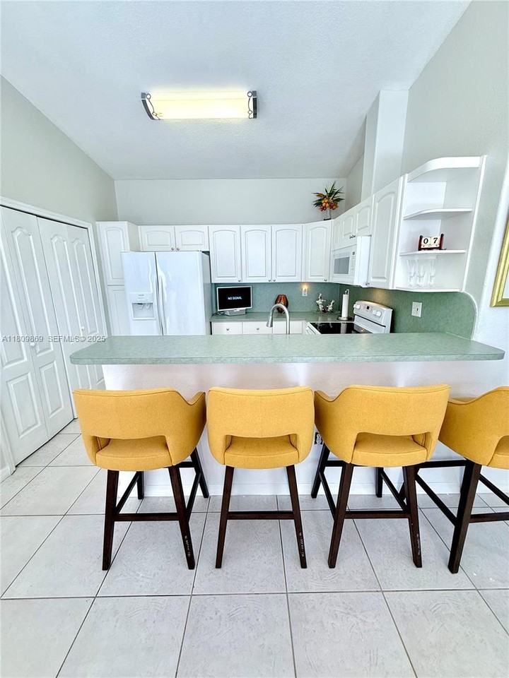 14121 Southwest 168th Lane #0 - Photo 5 of 36