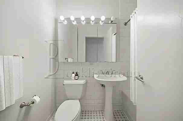 Washington St #2M - Photo 4 of 5