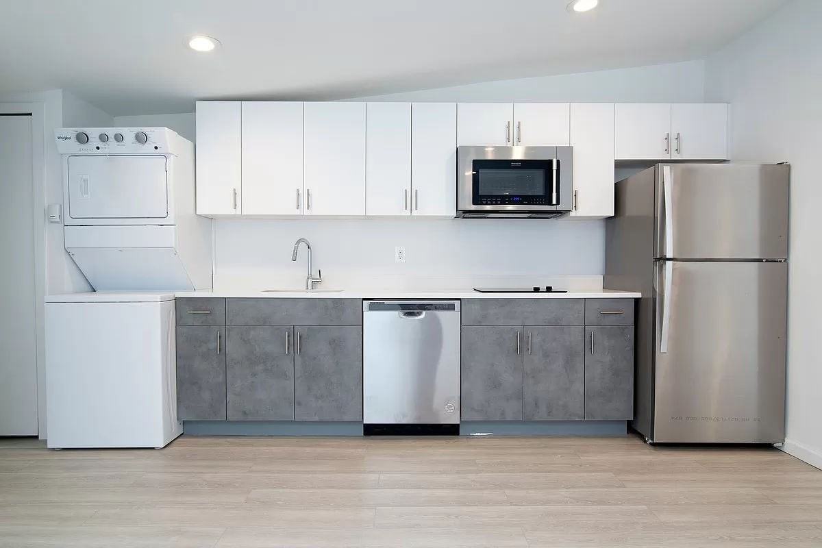 369 W 36th St #2B - Photo 5 of 6