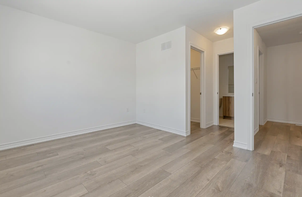 17 Wagon Ln, Barrie, ON L9J 0V3, Canada - Photo 2 of 22