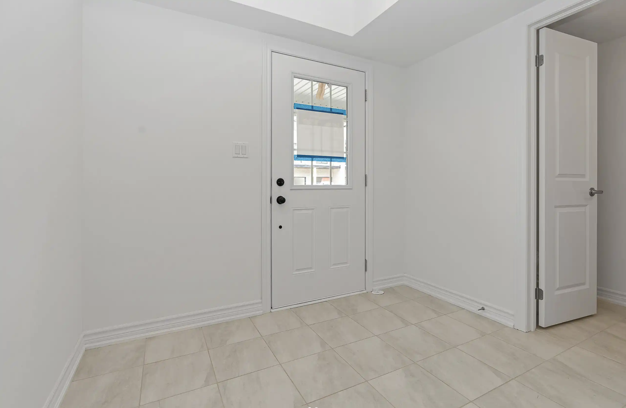 17 Wagon Ln, Barrie, ON L9J 0V3, Canada - Photo 3 of 22