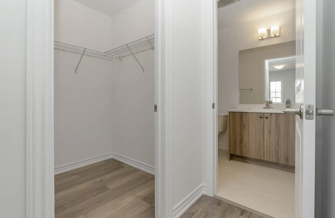 17 Wagon Ln, Barrie, ON L9J 0V3, Canada - Photo 4 of 22