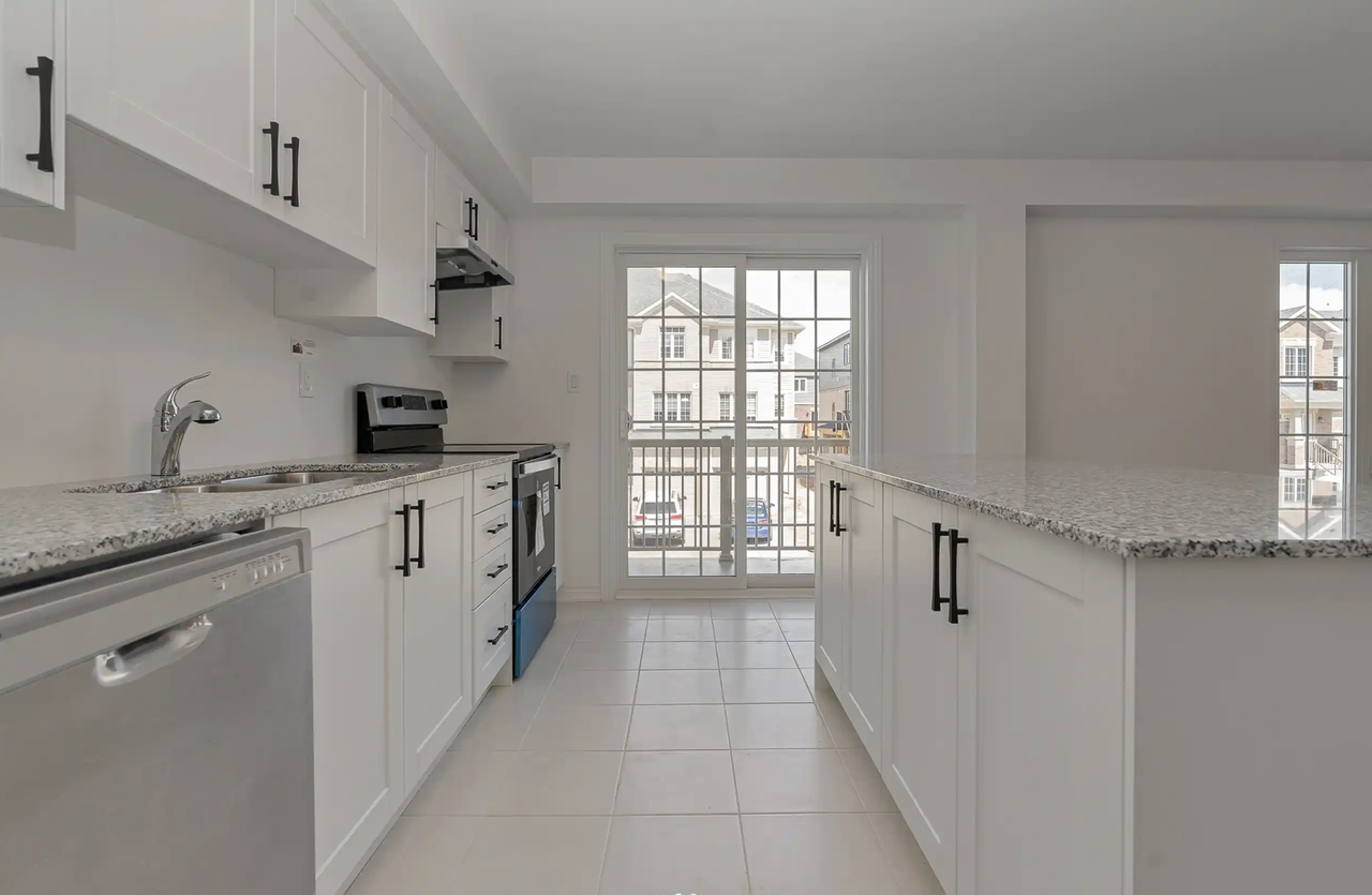 17 Wagon Ln, Barrie, ON L9J 0V3, Canada - Photo 6 of 22