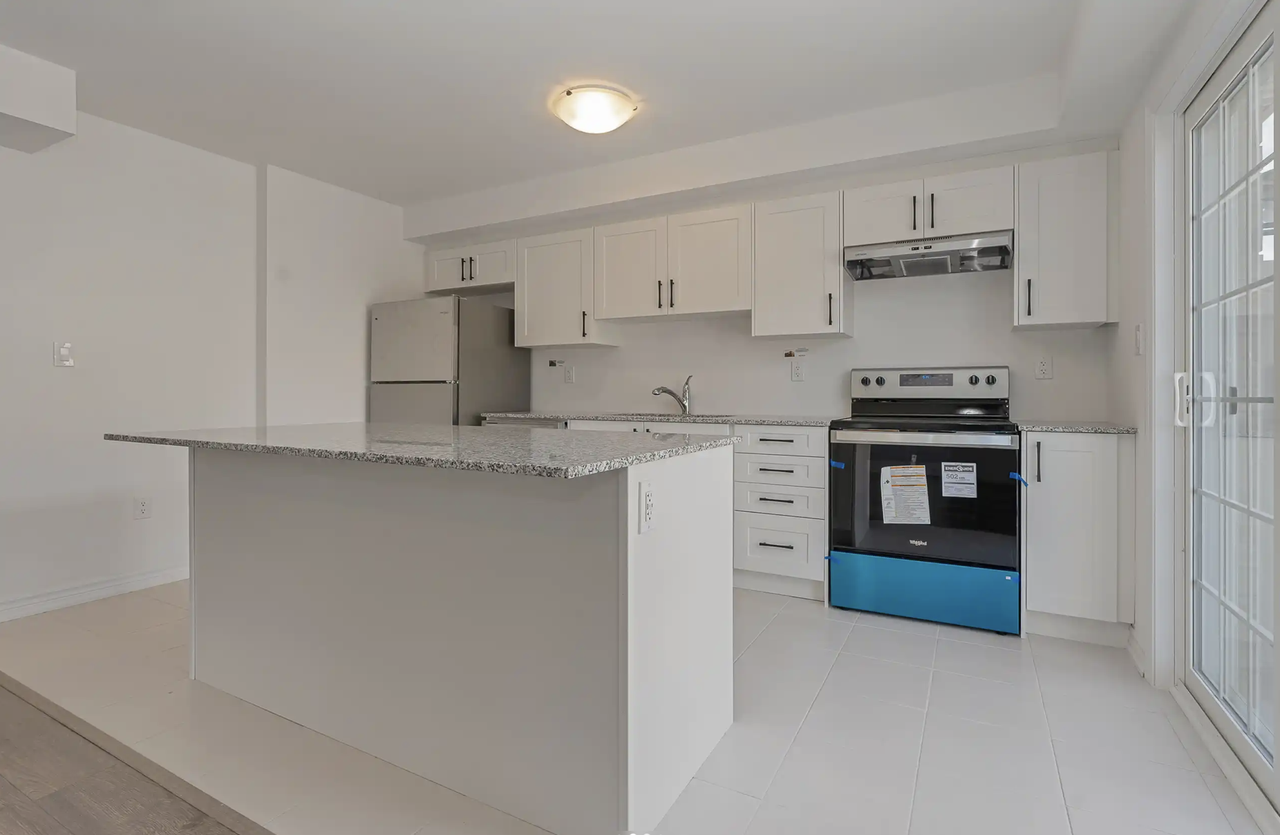 17 Wagon Ln, Barrie, ON L9J 0V3, Canada - Photo 7 of 22