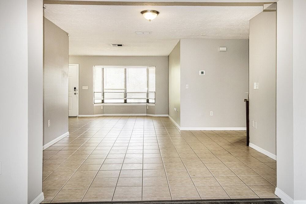 11171 Heathwood Ave - Photo 4 of 16