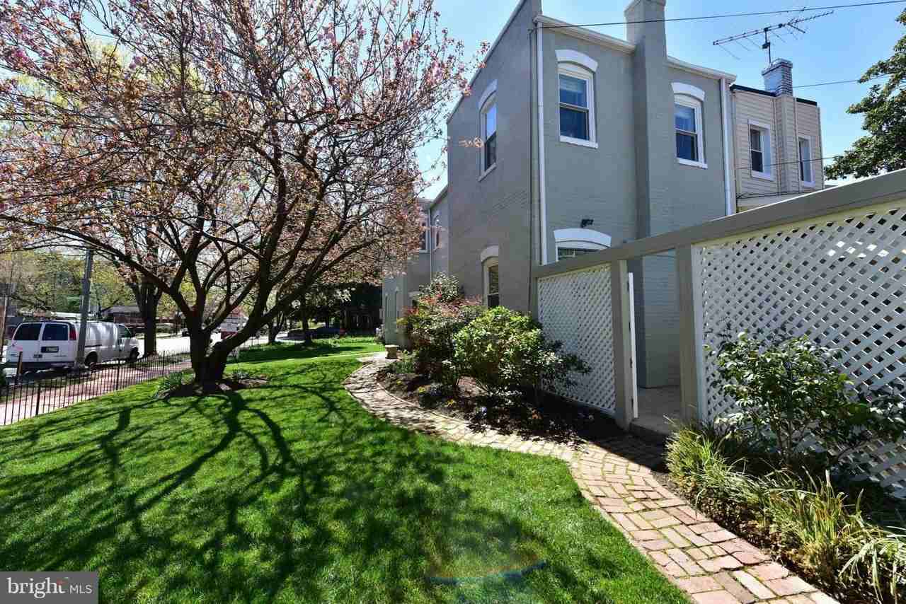 1130 Constitution Ave Ne #1 - Photo 5 of 8