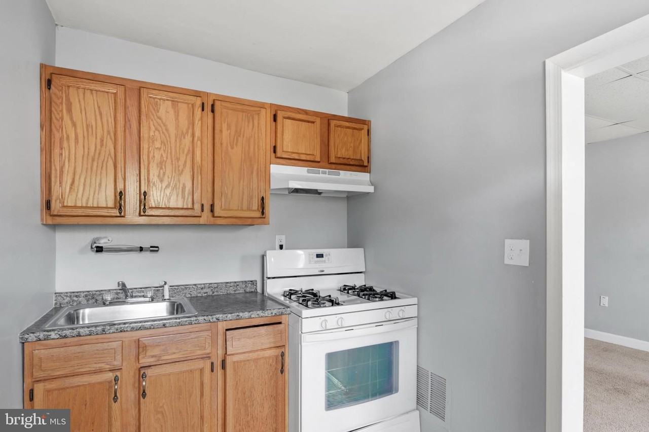 1411 Filbert St #2 - Photo 6 of 25