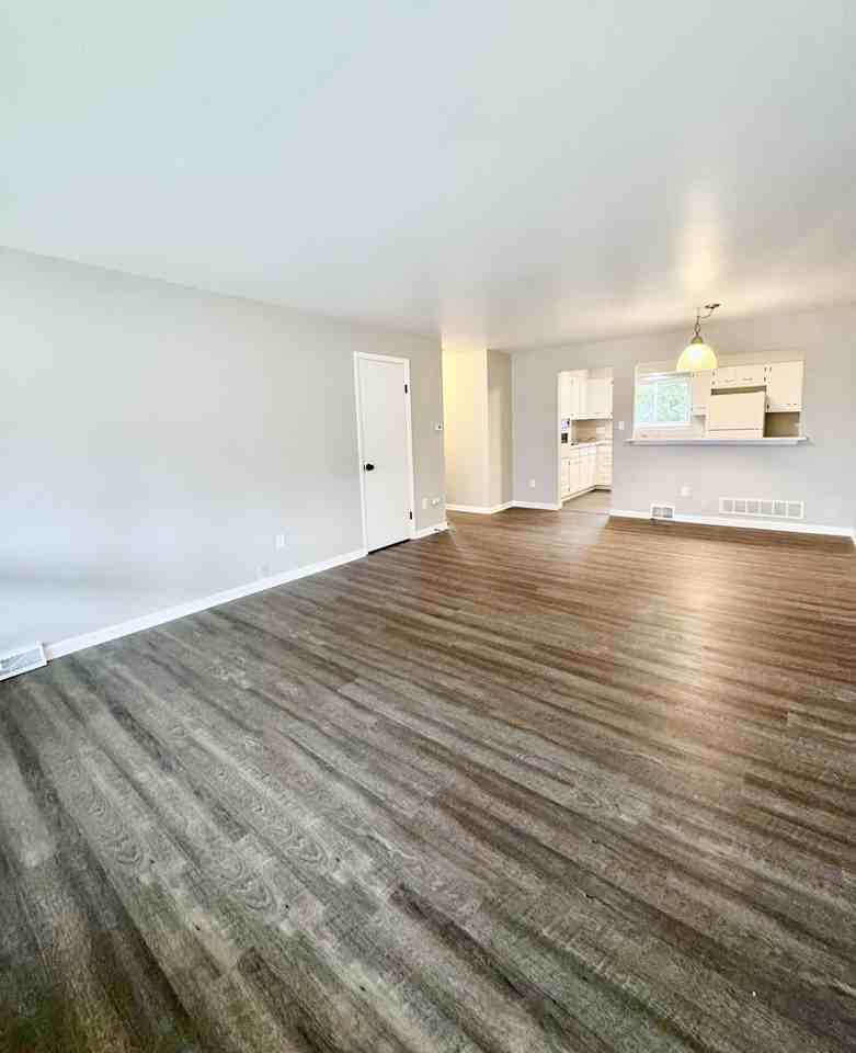 4493 South Buffalo Street - Hawthorne 4 - Photo 4 of 11