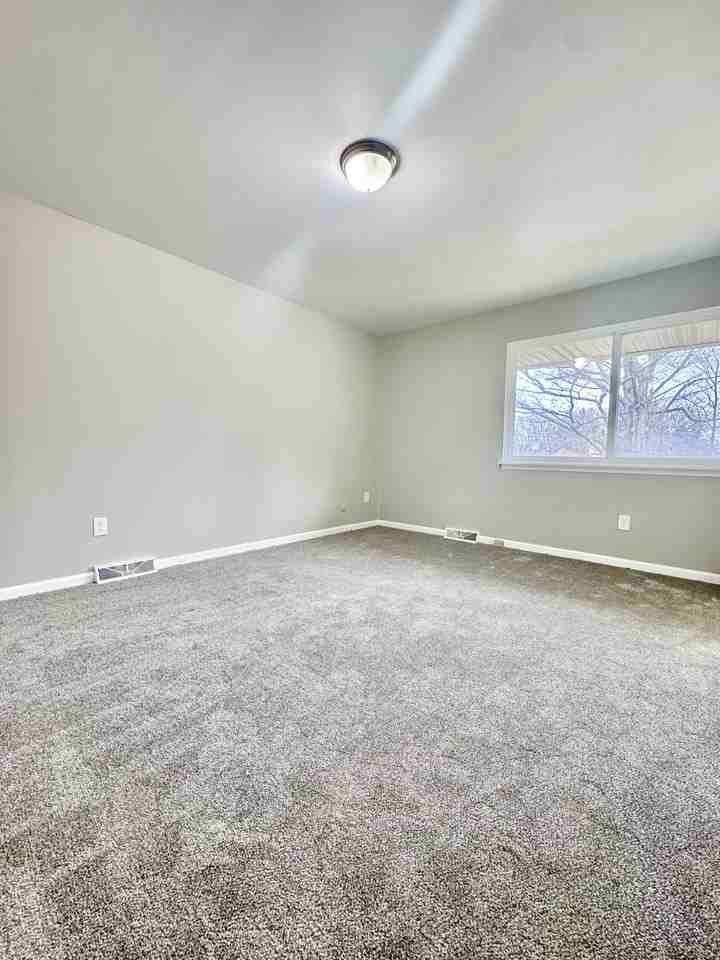 4493 South Buffalo Street - Hawthorne 4 - Photo 7 of 11