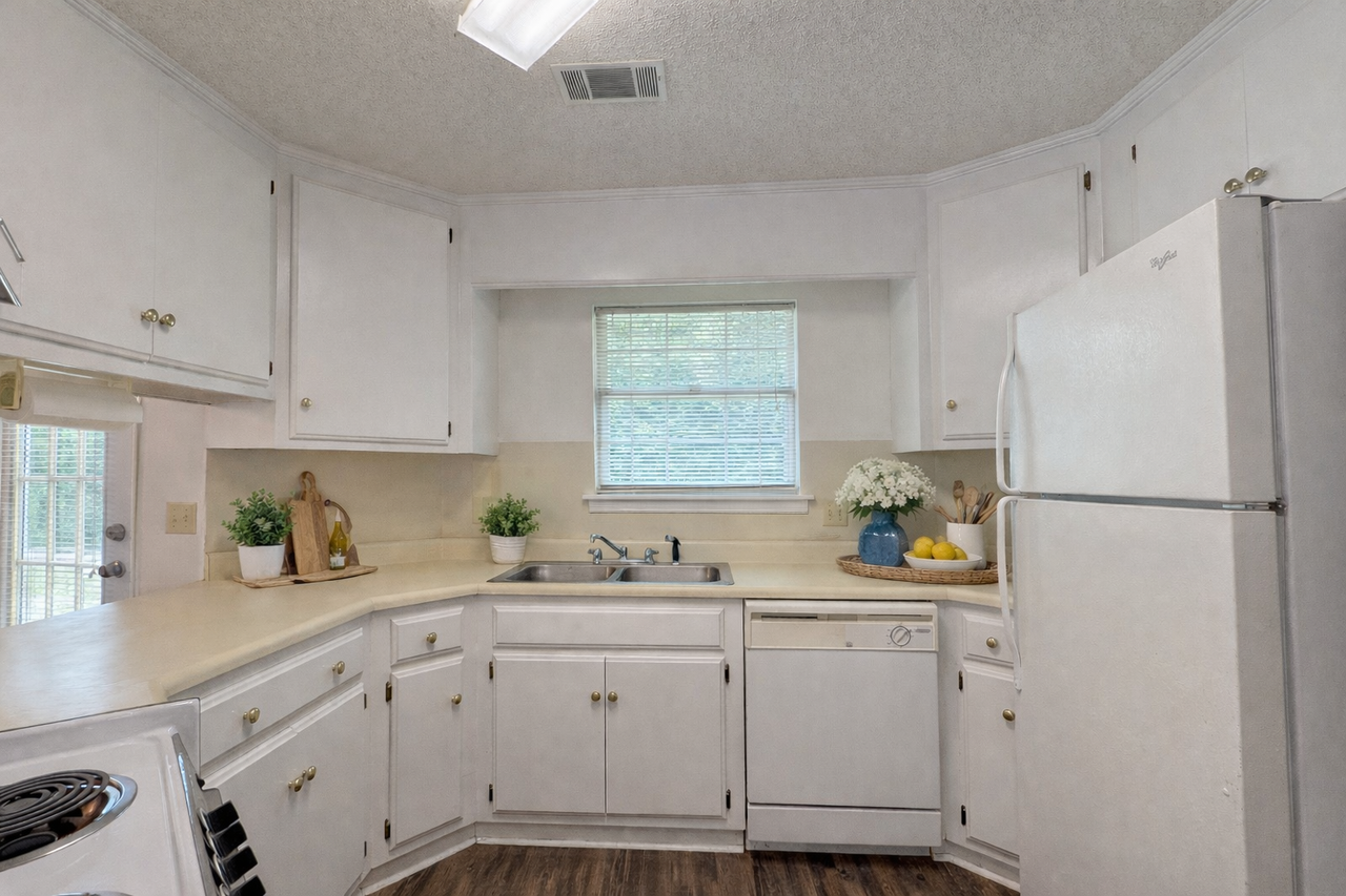 7 Clayton Ln #1 - Photo 3 of 26