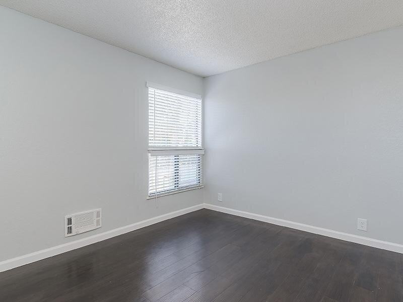 1881 Baker St - Photo 4 of 21