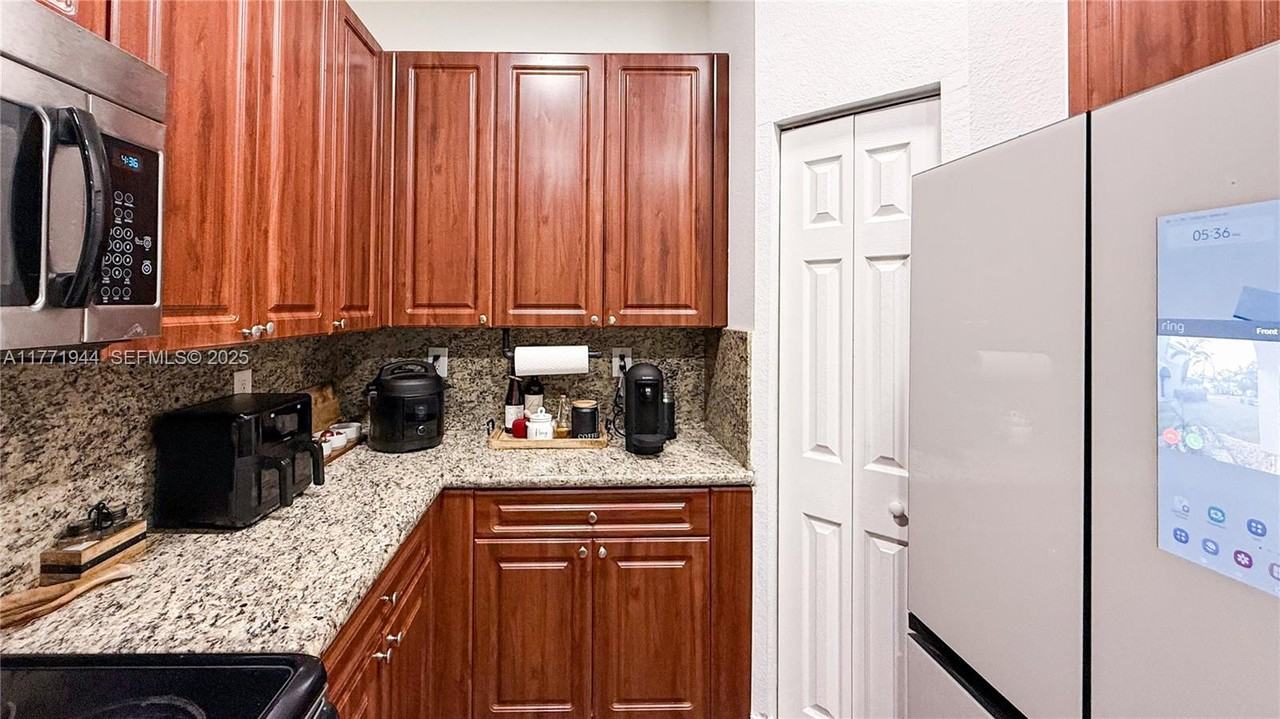 2262 Southeast 2nd Street - Photo 4 of 35