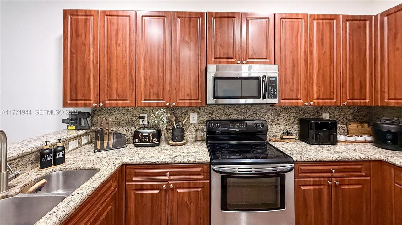 2262 Southeast 2nd Street - Photo 5 of 35