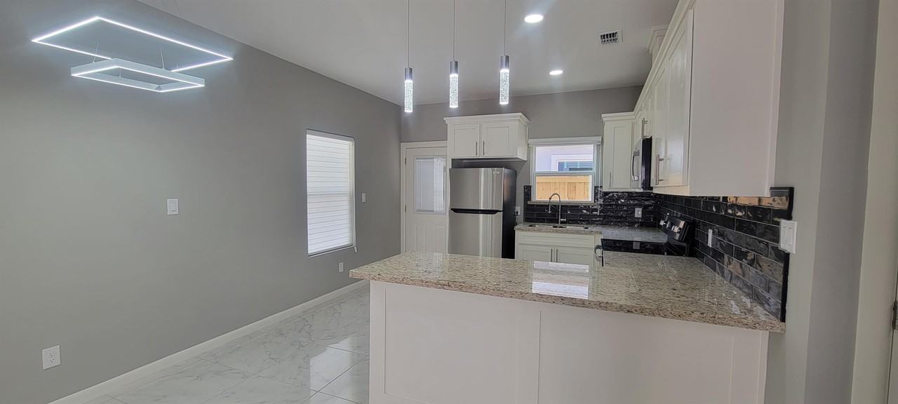 1000 N Blair Ave #4 - Photo 3 of 13