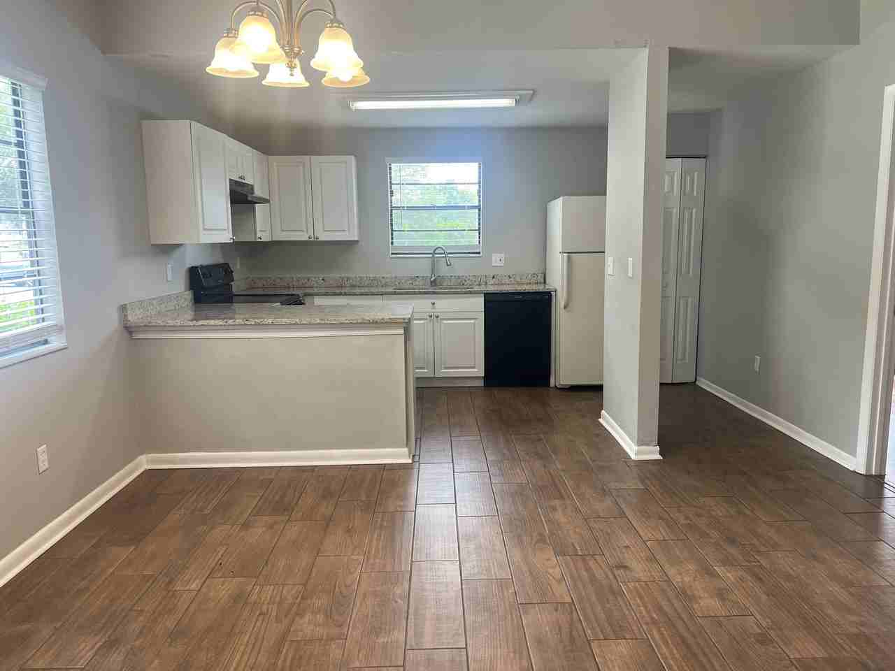 10101 Lake Oak Circle - Photo 4 of 18