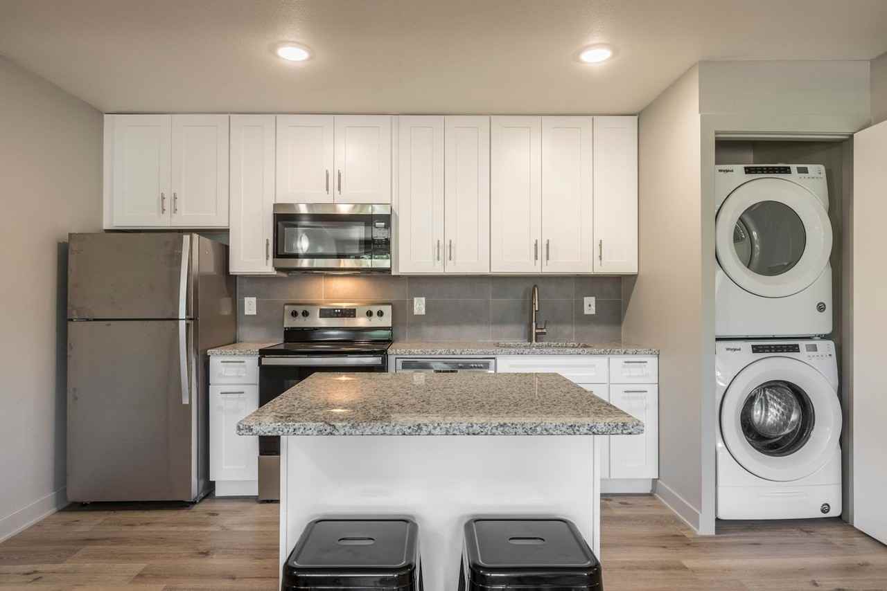 2204 9th St - Photo 2 of 25