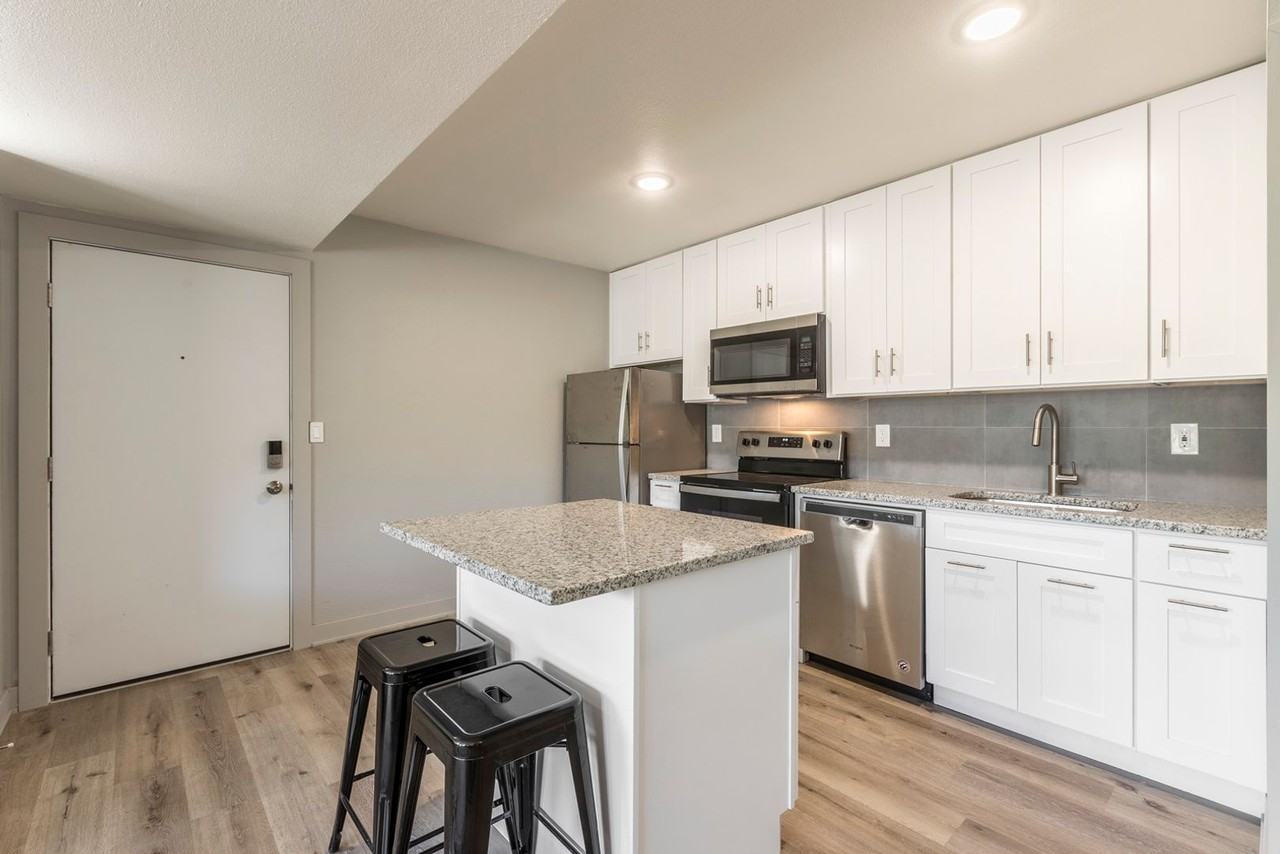 2204 9th St - Photo 7 of 25