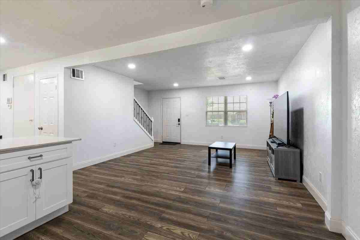 122 Ne Angus St #1 - Photo 6 of 27