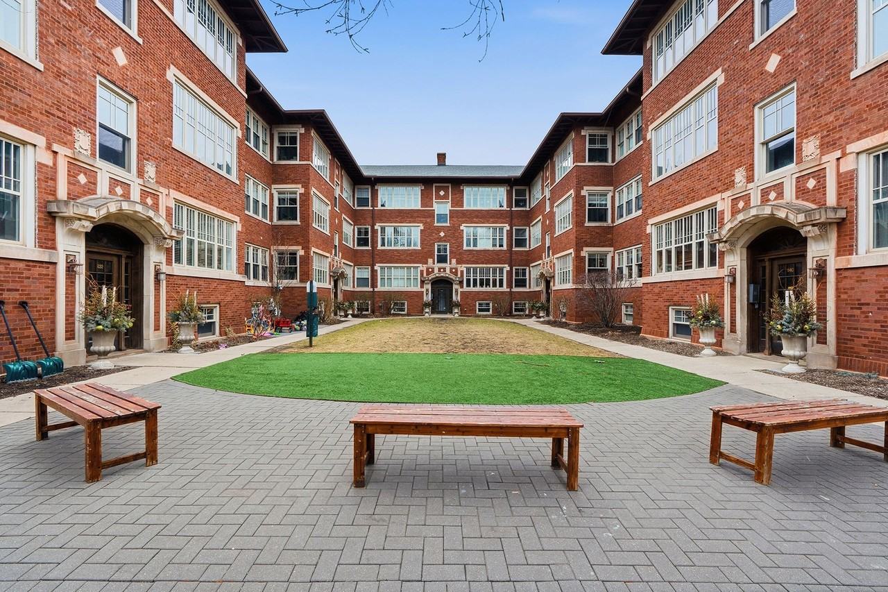 Hinman Court Condos - Photo 4 of 18