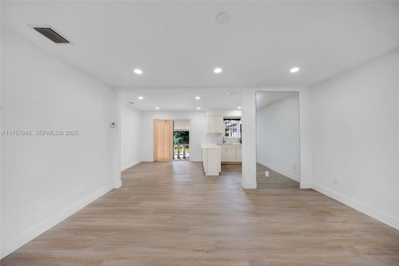 520 East 44th Street - Photo 3 of 30