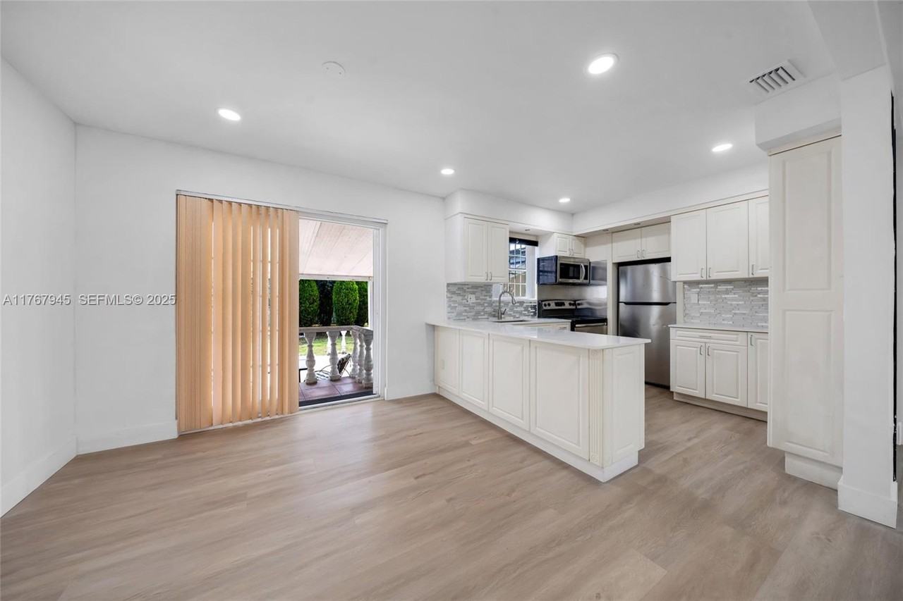 520 East 44th Street - Photo 5 of 30